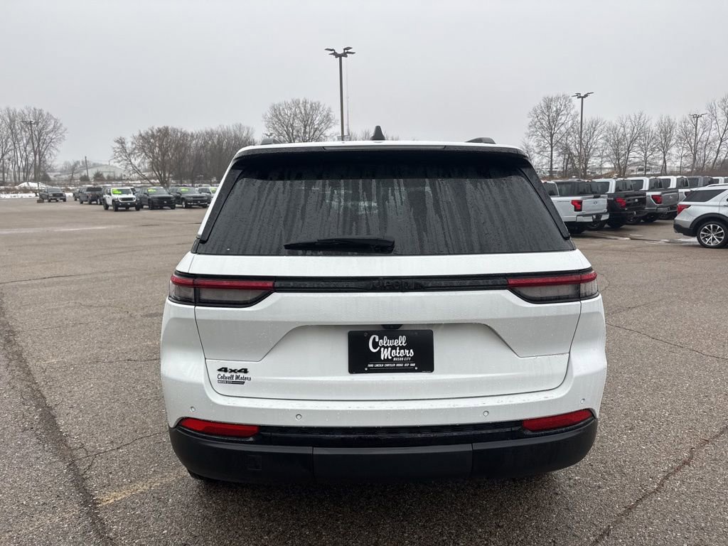 Used 2024 Jeep Grand Cherokee Altitude image 3