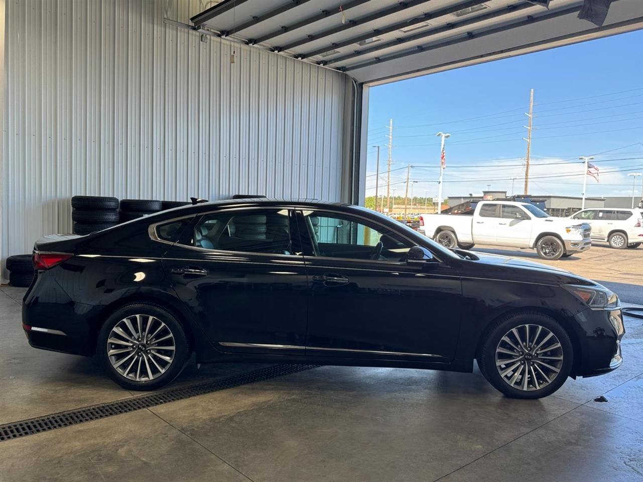 Used 2019 Kia Cadenza Premium FWD image 2