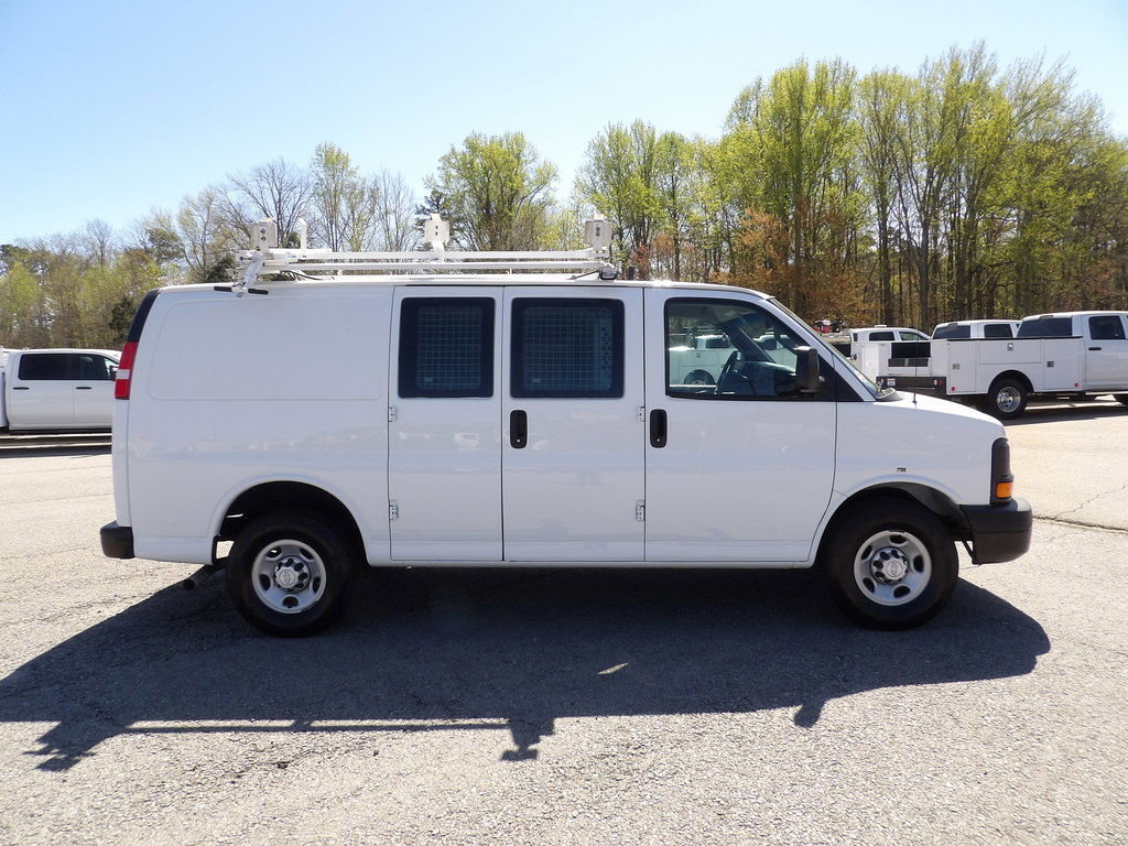 Used 2017 Chevrolet Express 2500 image 9