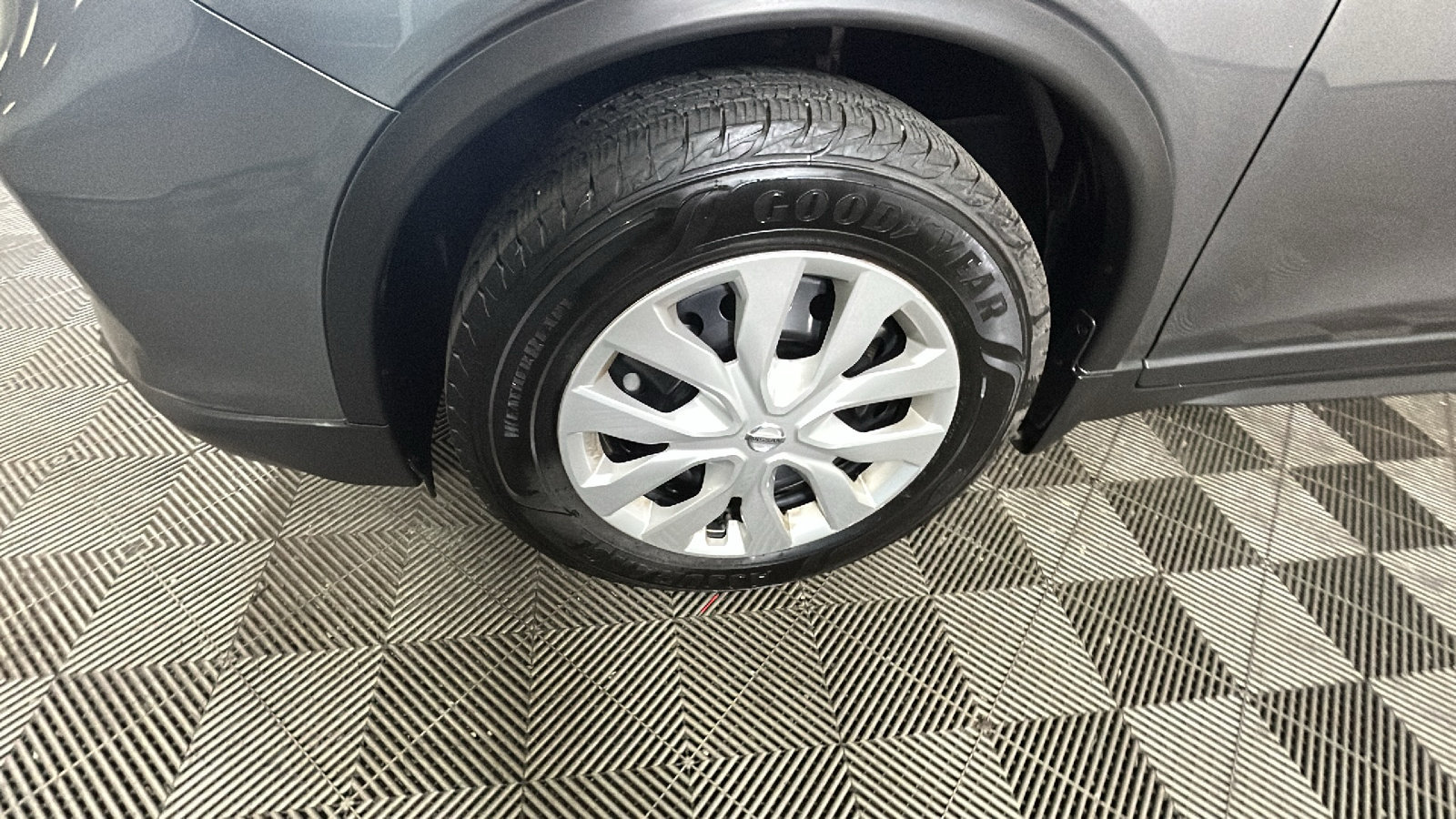 Used 2020 Nissan Rogue S FWD image 11