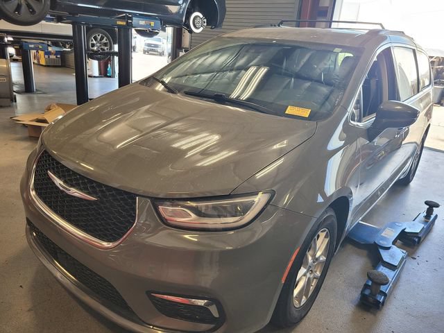 Used 2022 Chrysler Pacifica Touring-L FWD image 2