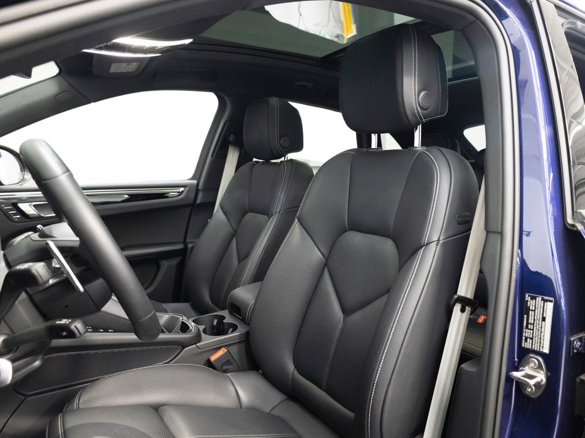 Certified 2025 Porsche Macan Turbo image 5