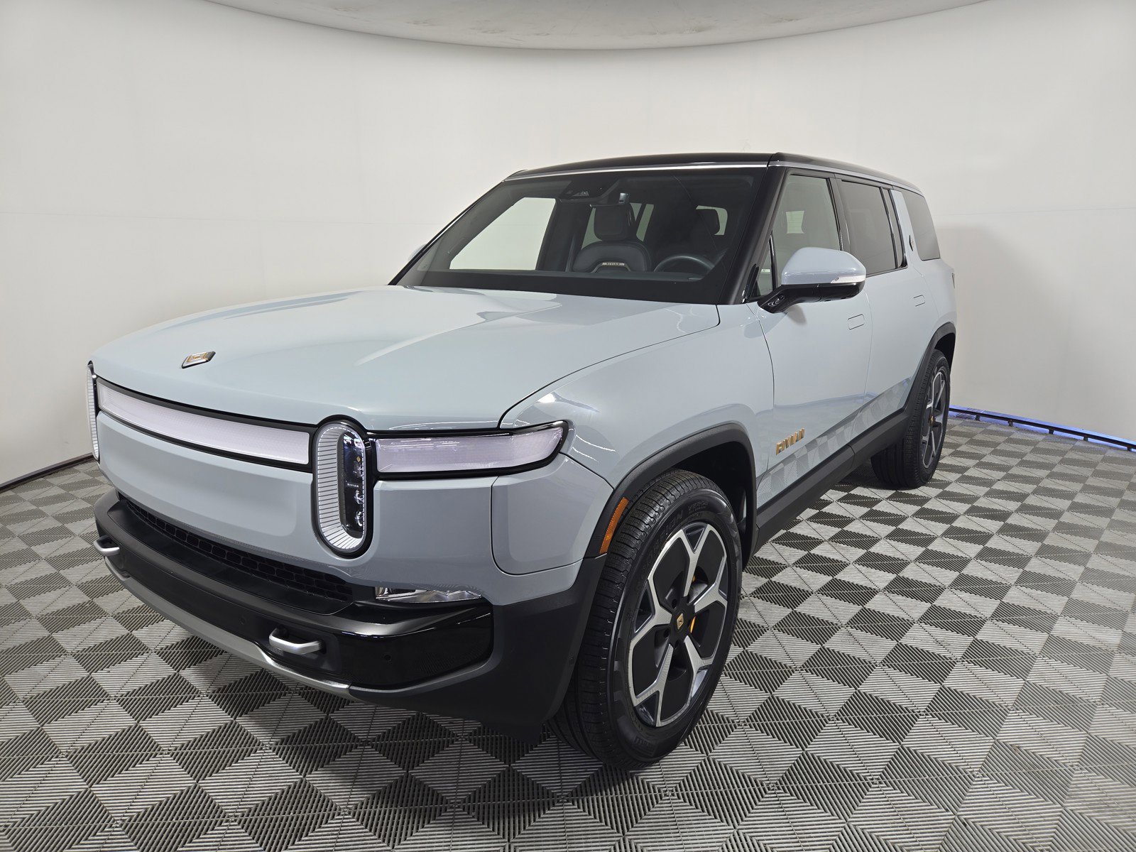 Used 2024 Rivian R1S Adventure AWD/4WD image 1