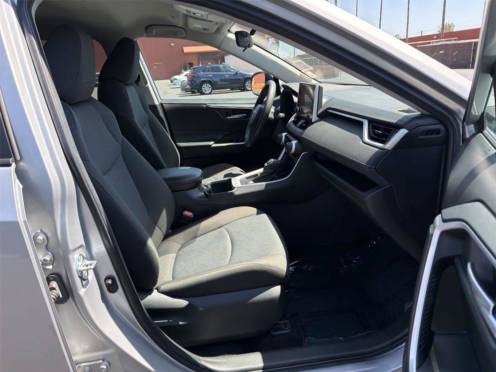 Used 2025 Toyota RAV4 XLE FWD image 15