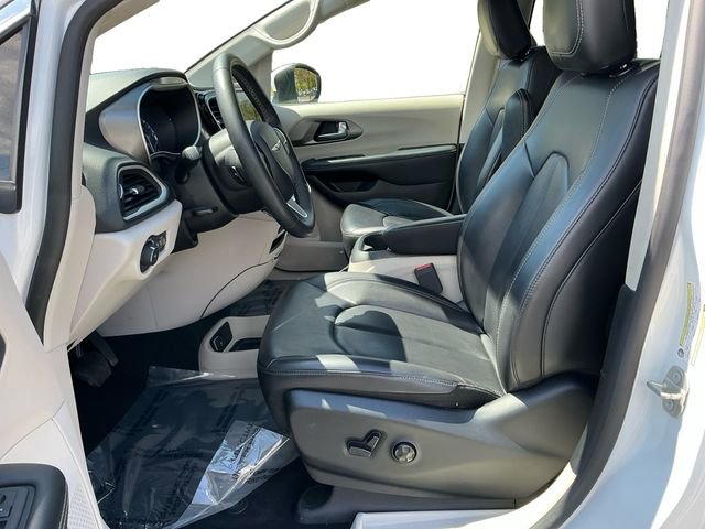 Used 2023 Chrysler Pacifica Touring-L FWD image 10