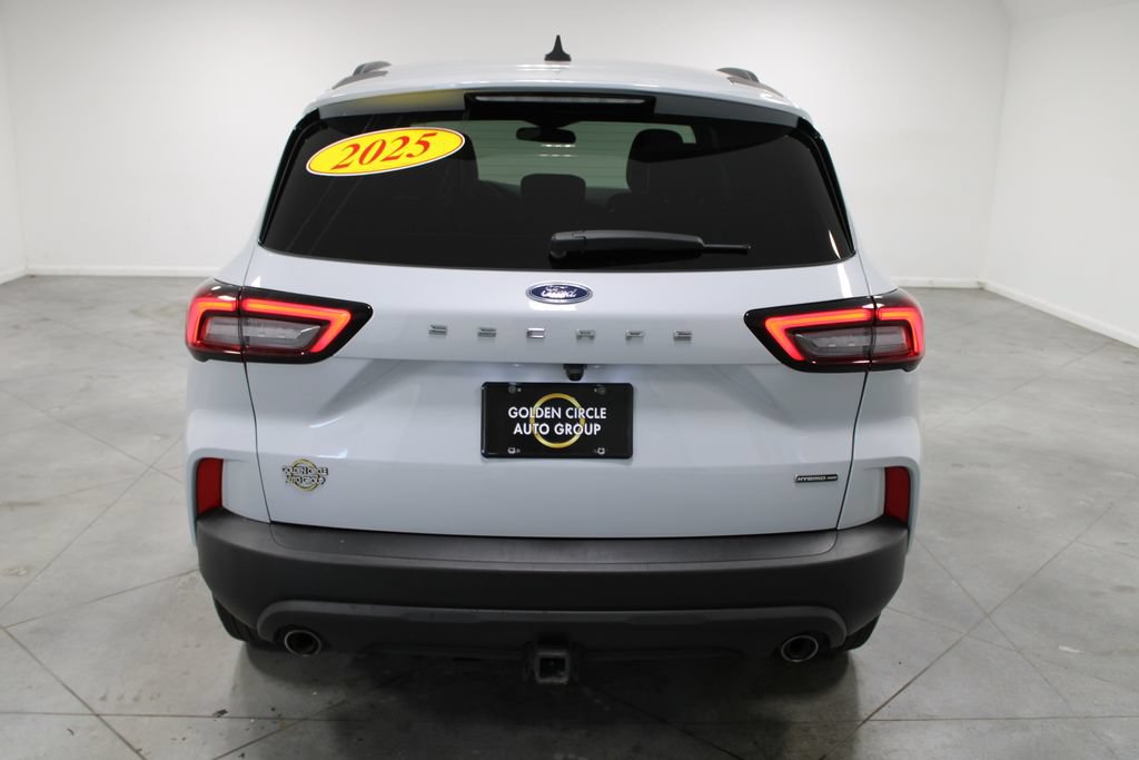Used 2025 Ford Escape ST-Line Select w/ Class II Trailer Tow Package AWD/4WD image 8