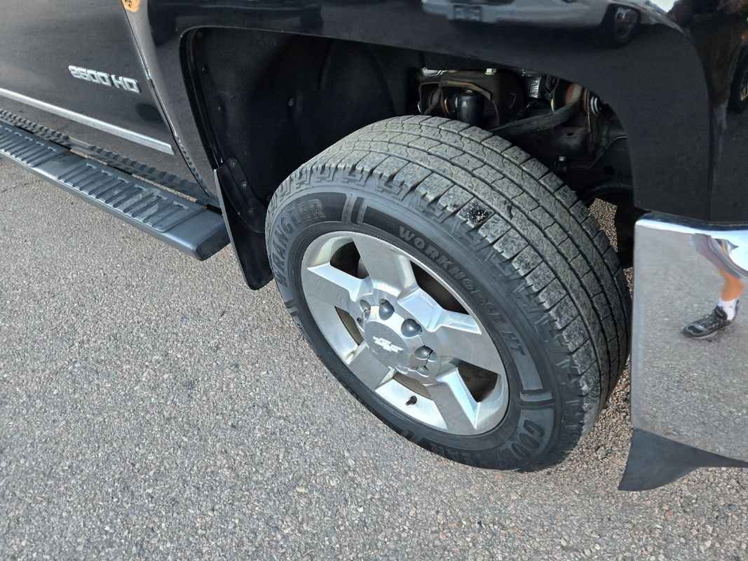 Used 2015 Chevrolet Silverado 2500 LTZ w/ LTZ Plus Package image 12