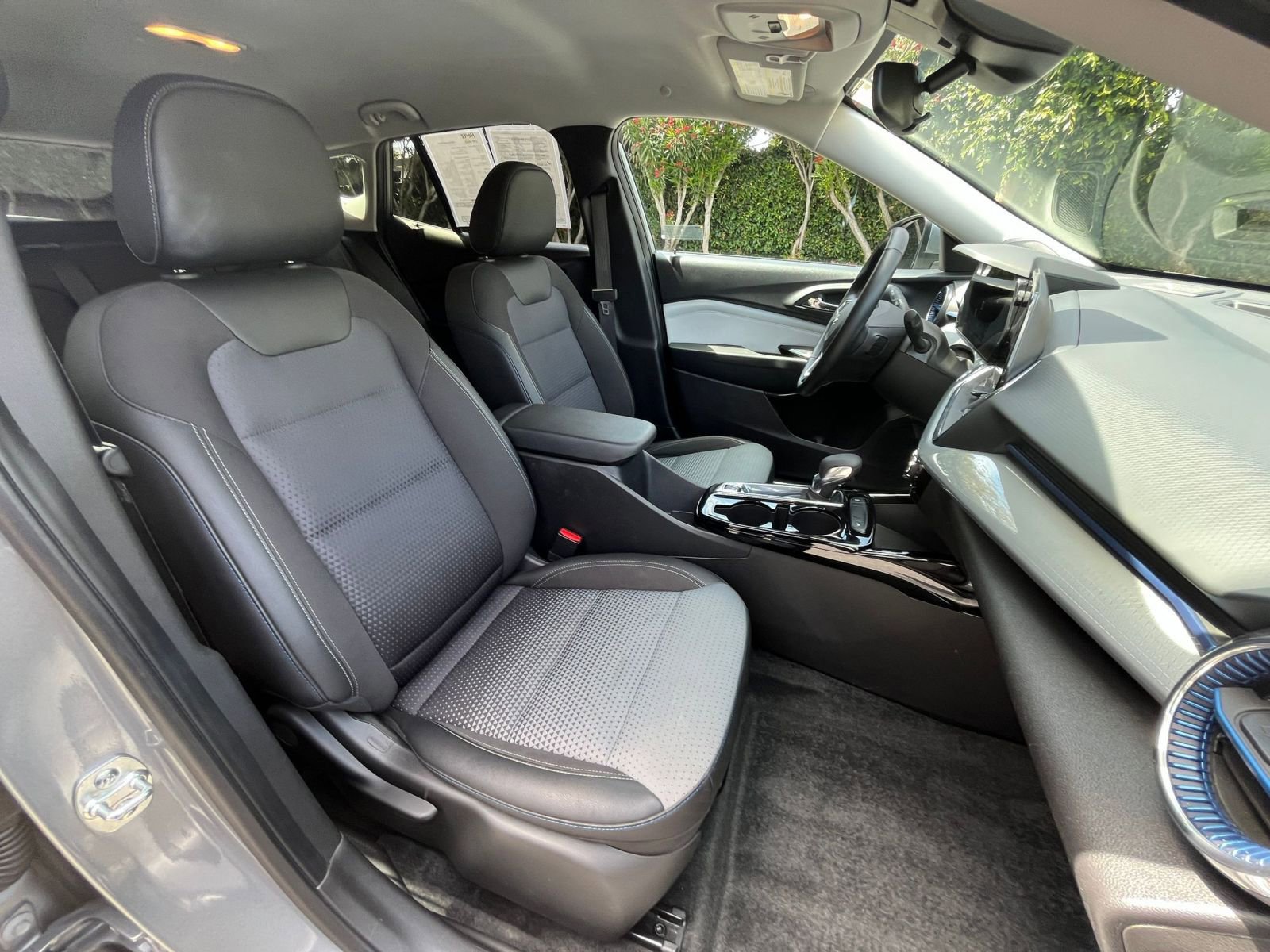 Used 2025 Chevrolet Trax LT w/ LT Convenience Package image 35