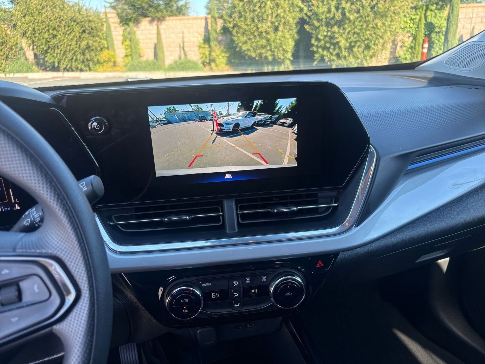 Used 2025 Chevrolet Trax LT FWD image 22