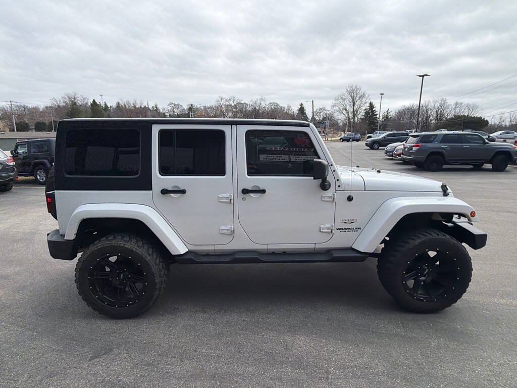 Used 2017 Jeep Wrangler Unlimited Sahara w/ Dual Top Group AWD/4WD image 5