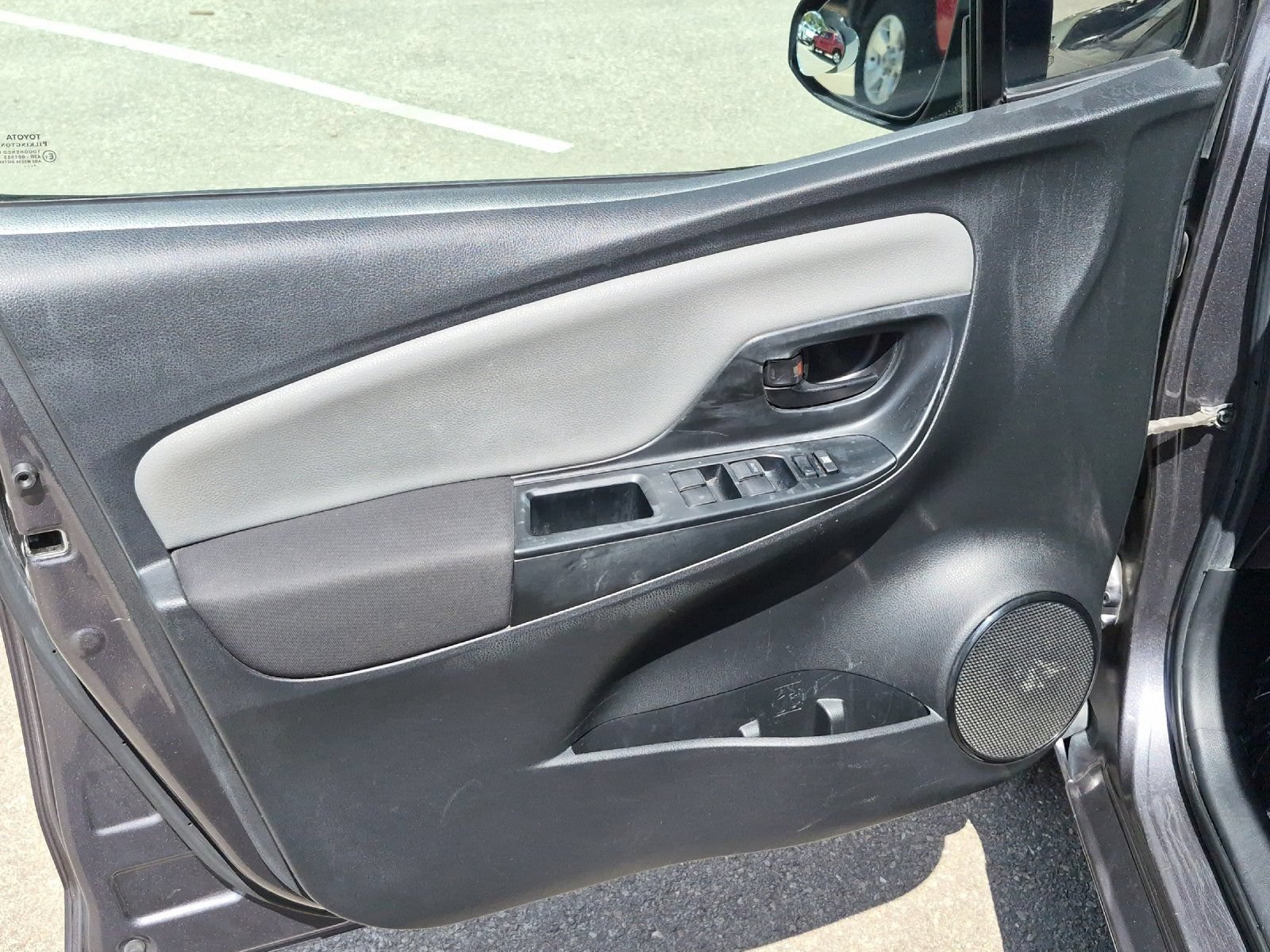 Used 2015 Toyota Yaris L FWD image 10