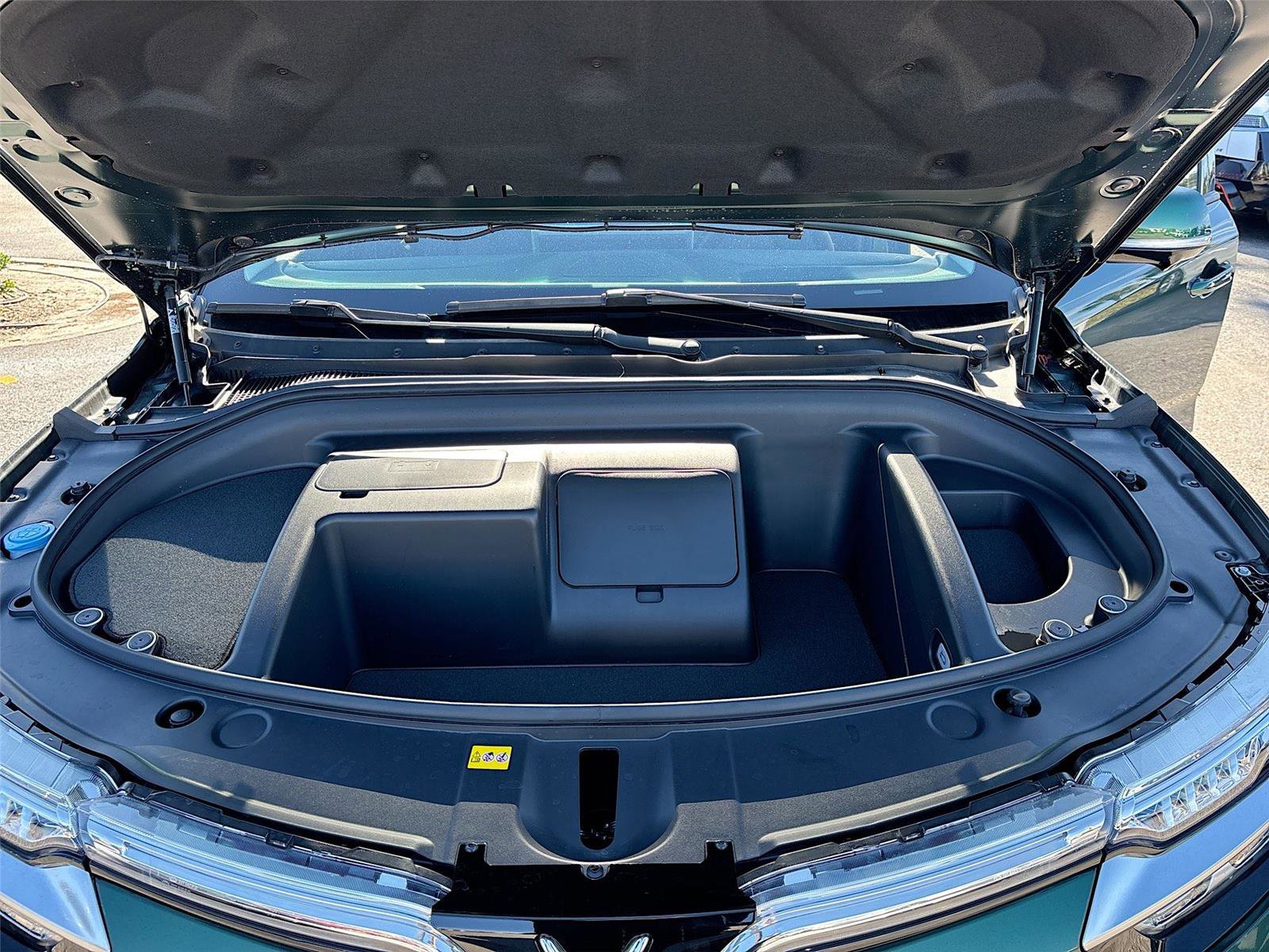 New 2025 VinFast VF 8 Eco image 29