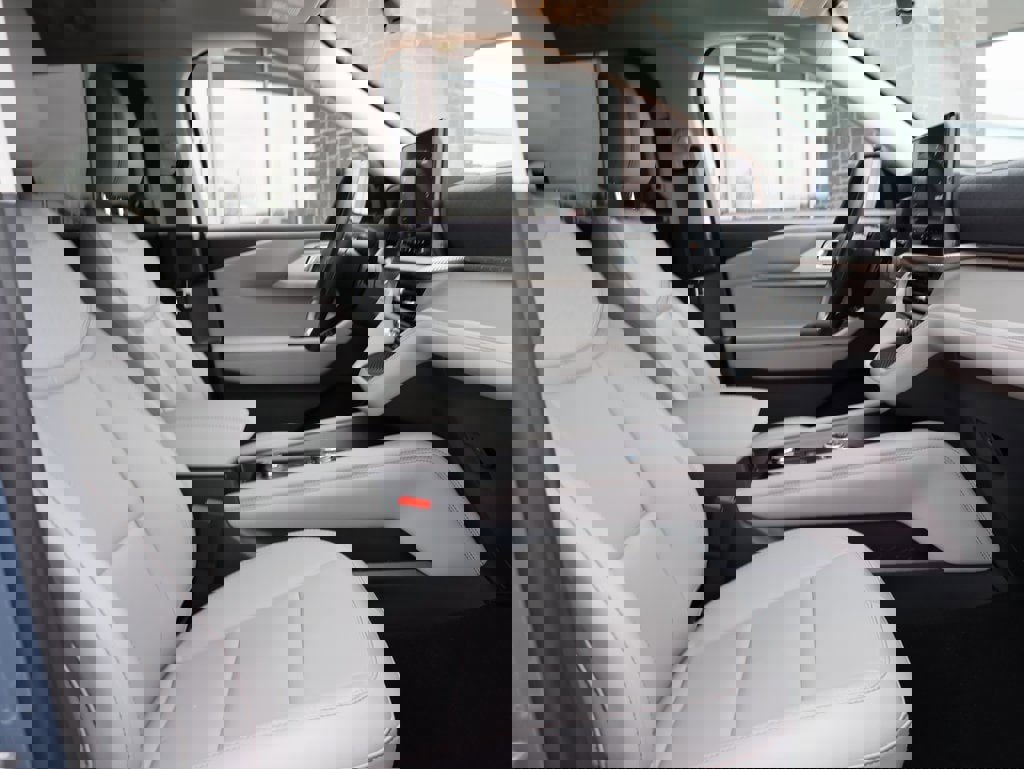 Used 2025 Ford Explorer Active w/ Active Comfort Package image 10