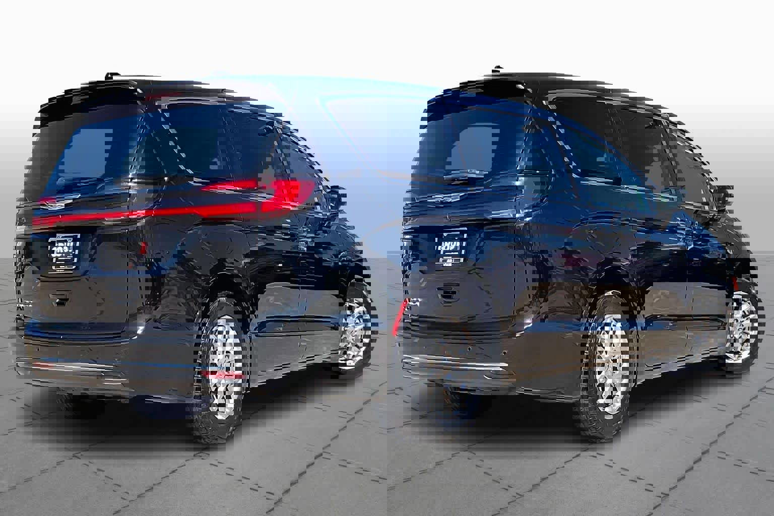 Used 2023 Chrysler Pacifica Touring-L image 13