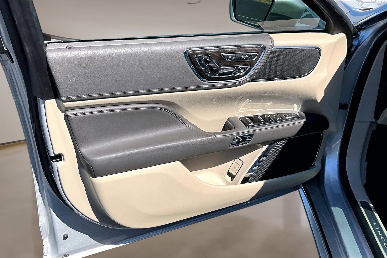 Used 2017 Lincoln Continental Reserve FWD image 20