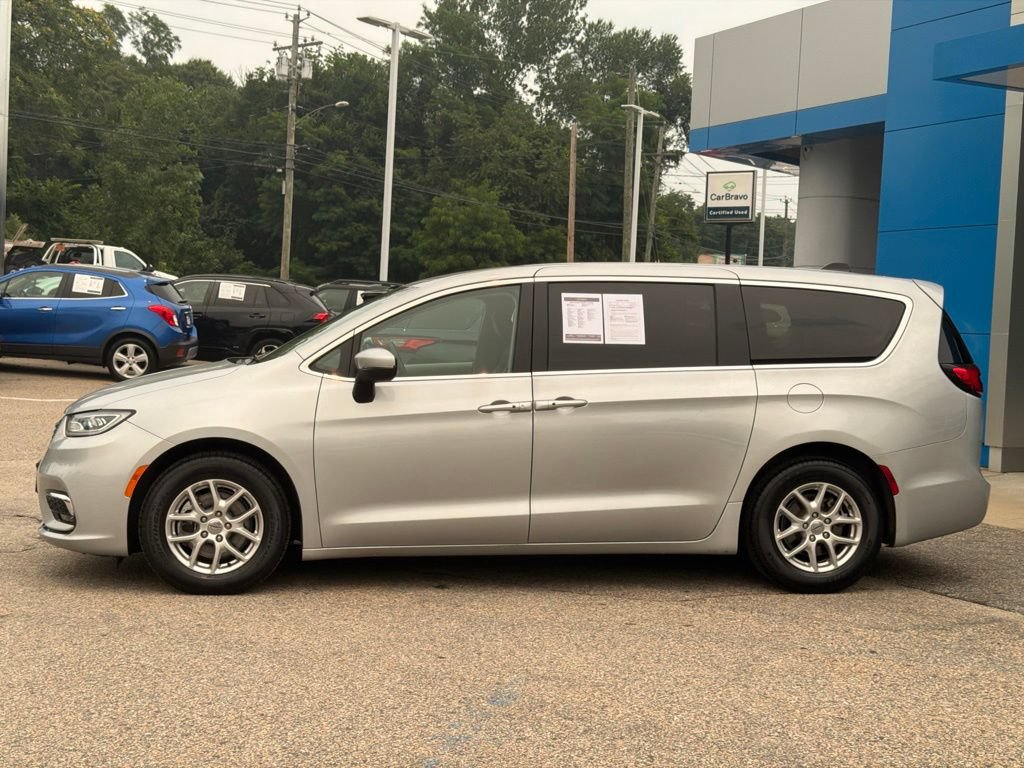 Used 2023 Chrysler Pacifica Touring-L FWD image 4