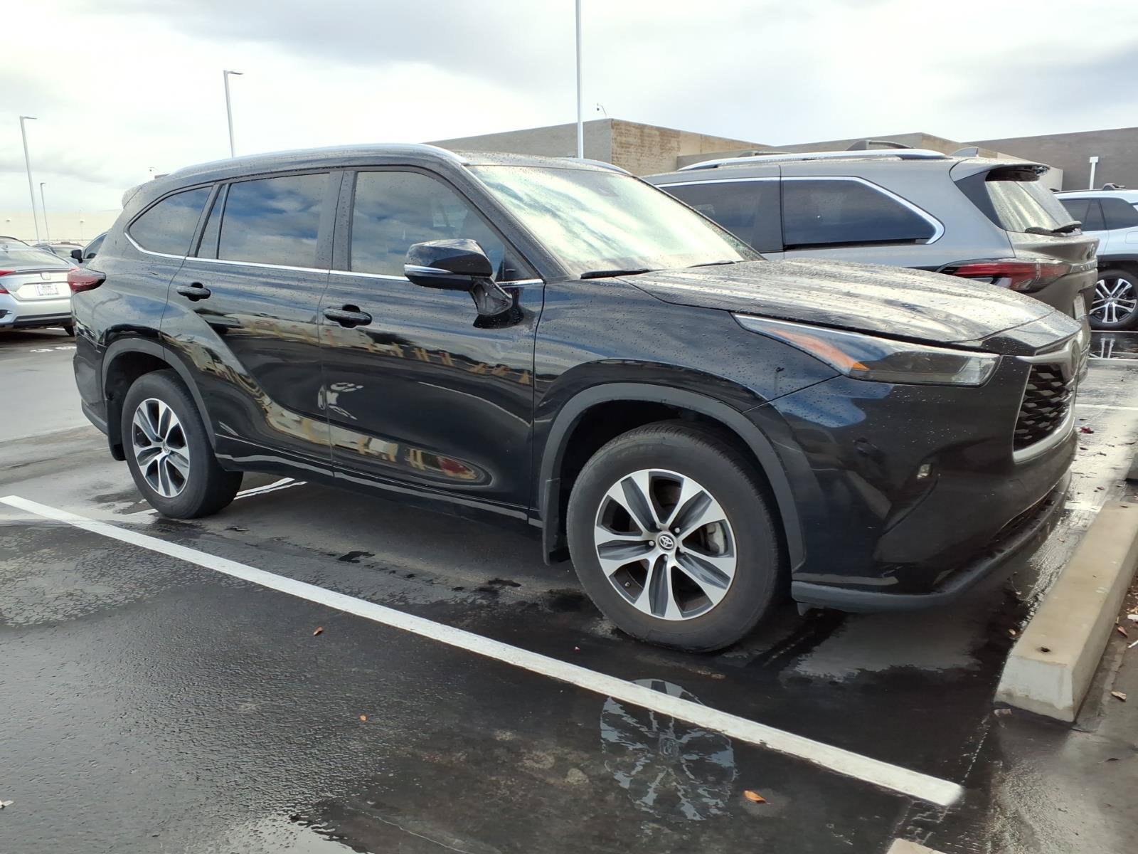 Used 2024 Toyota Highlander XLE AWD/4WD image 1