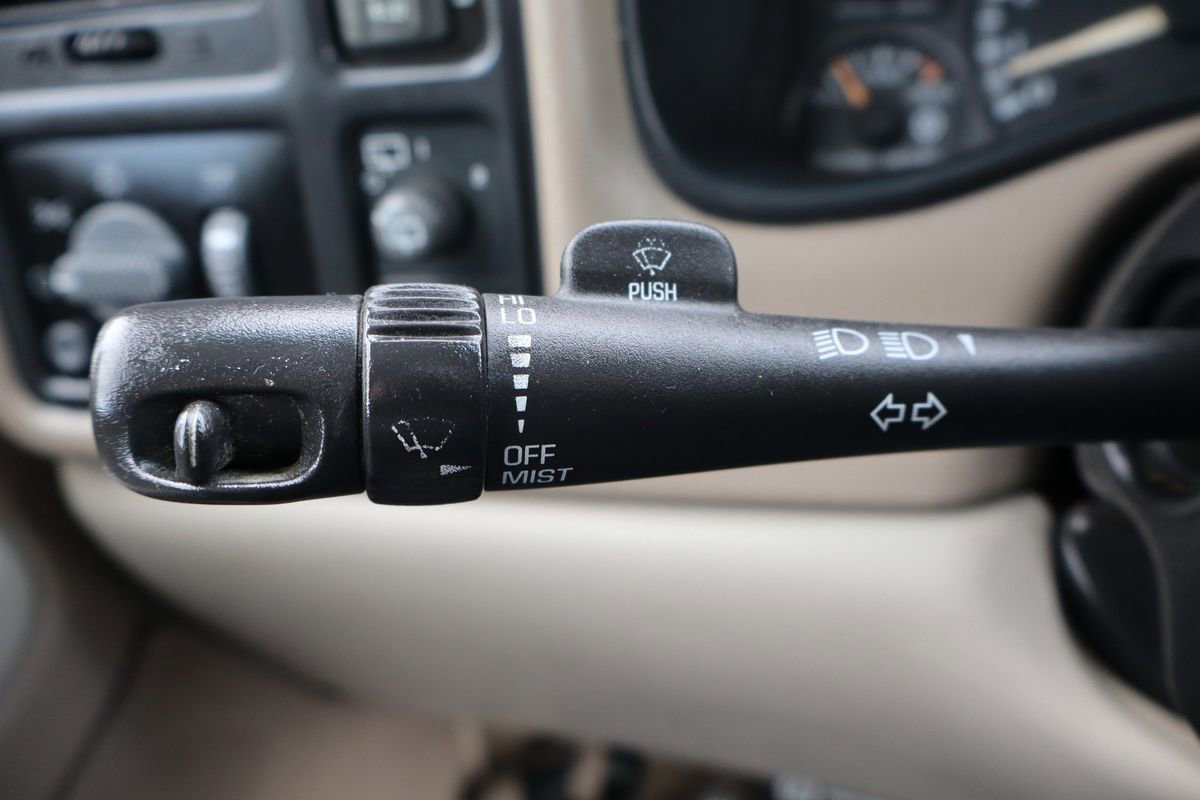 Used 2002 Chevrolet Suburban 2500 LT image 33