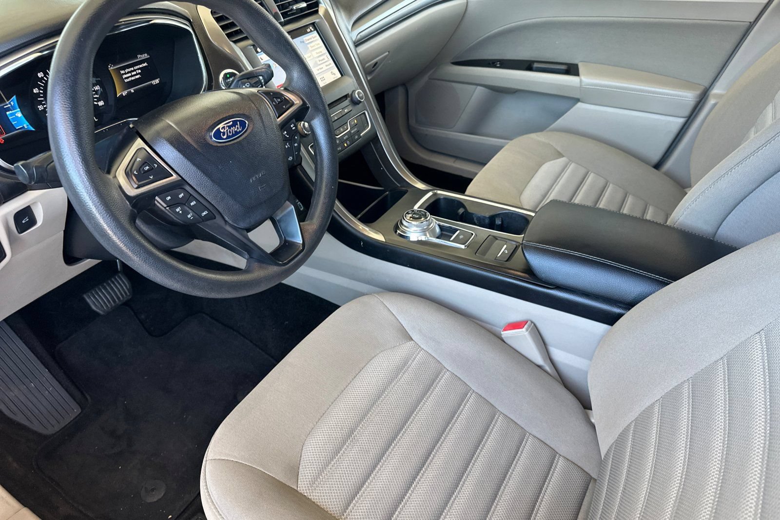 Used 2017 Ford Fusion SE w/ Fusion SE Technology Package FWD image 10