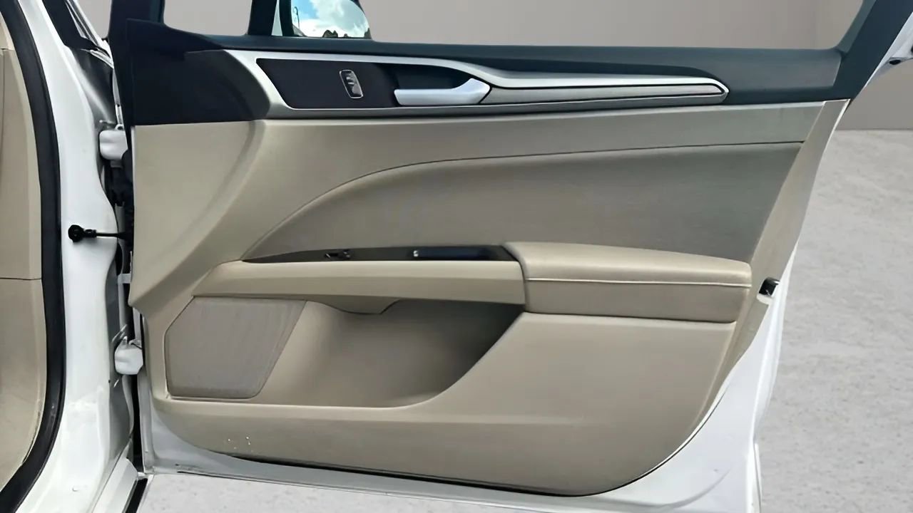 Used 2017 Ford Fusion SE FWD image 38