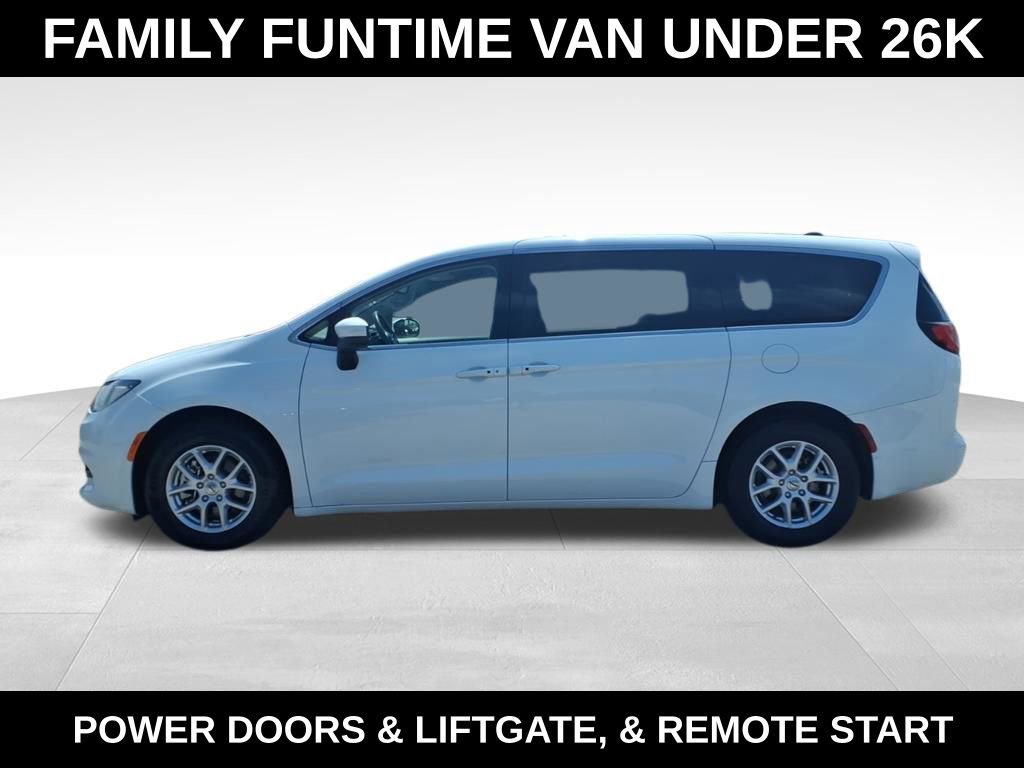 Used 2023 Chrysler Voyager LX image 5