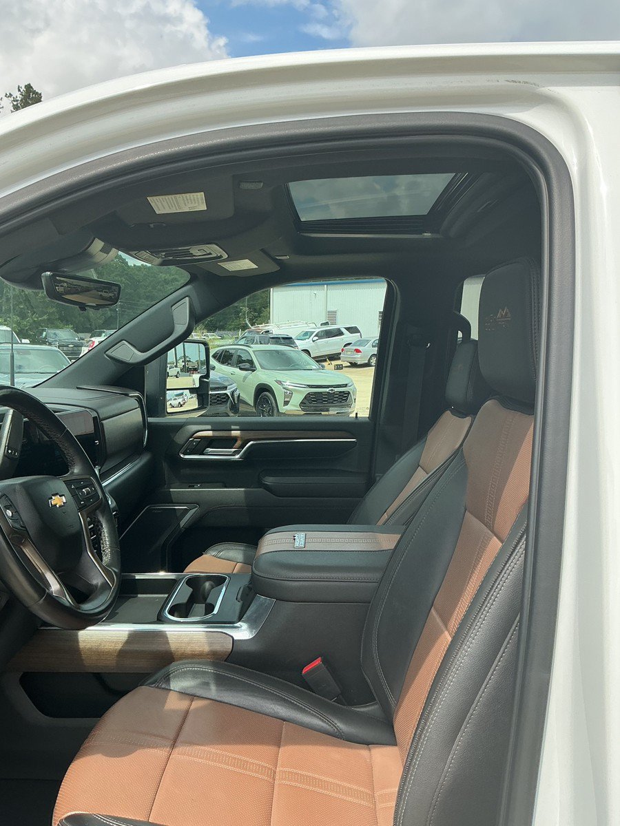 Used 2024 Chevrolet Silverado 3500 High Country w/ High Country Premium Package AWD/4WD image 9