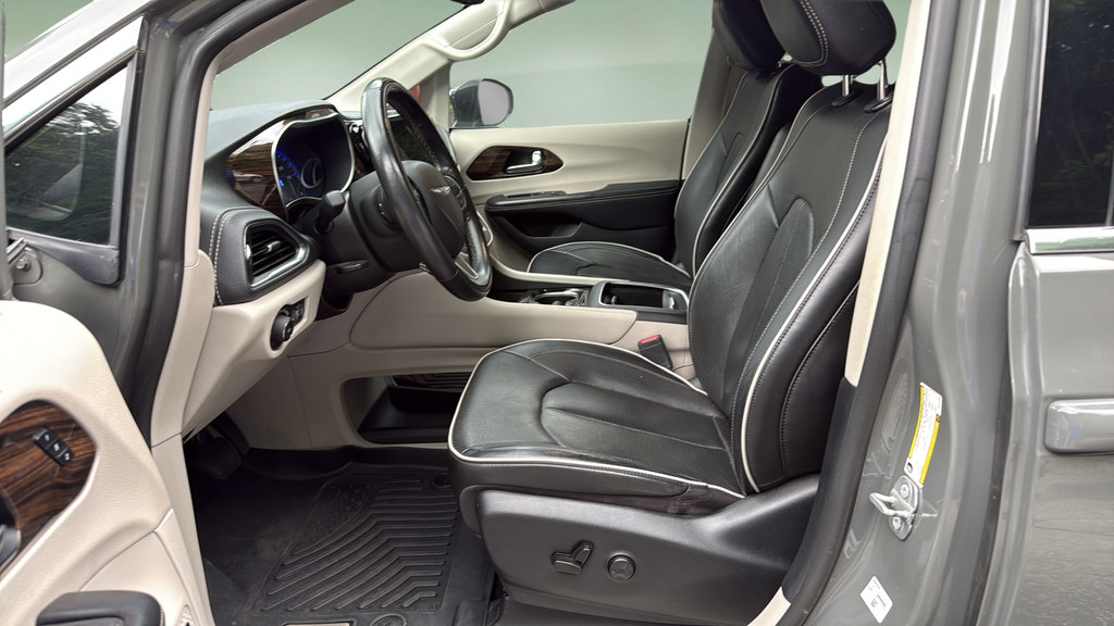 Used 2022 Chrysler Pacifica Limited FWD image 11