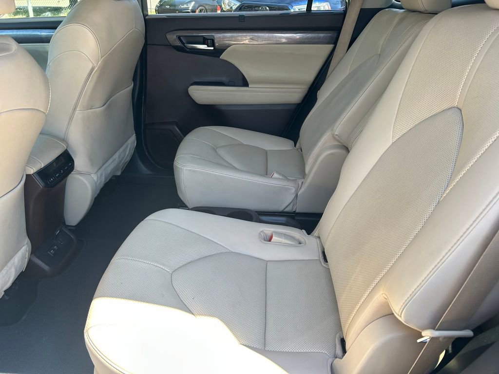 Used 2021 Toyota Highlander Limited FWD image 19