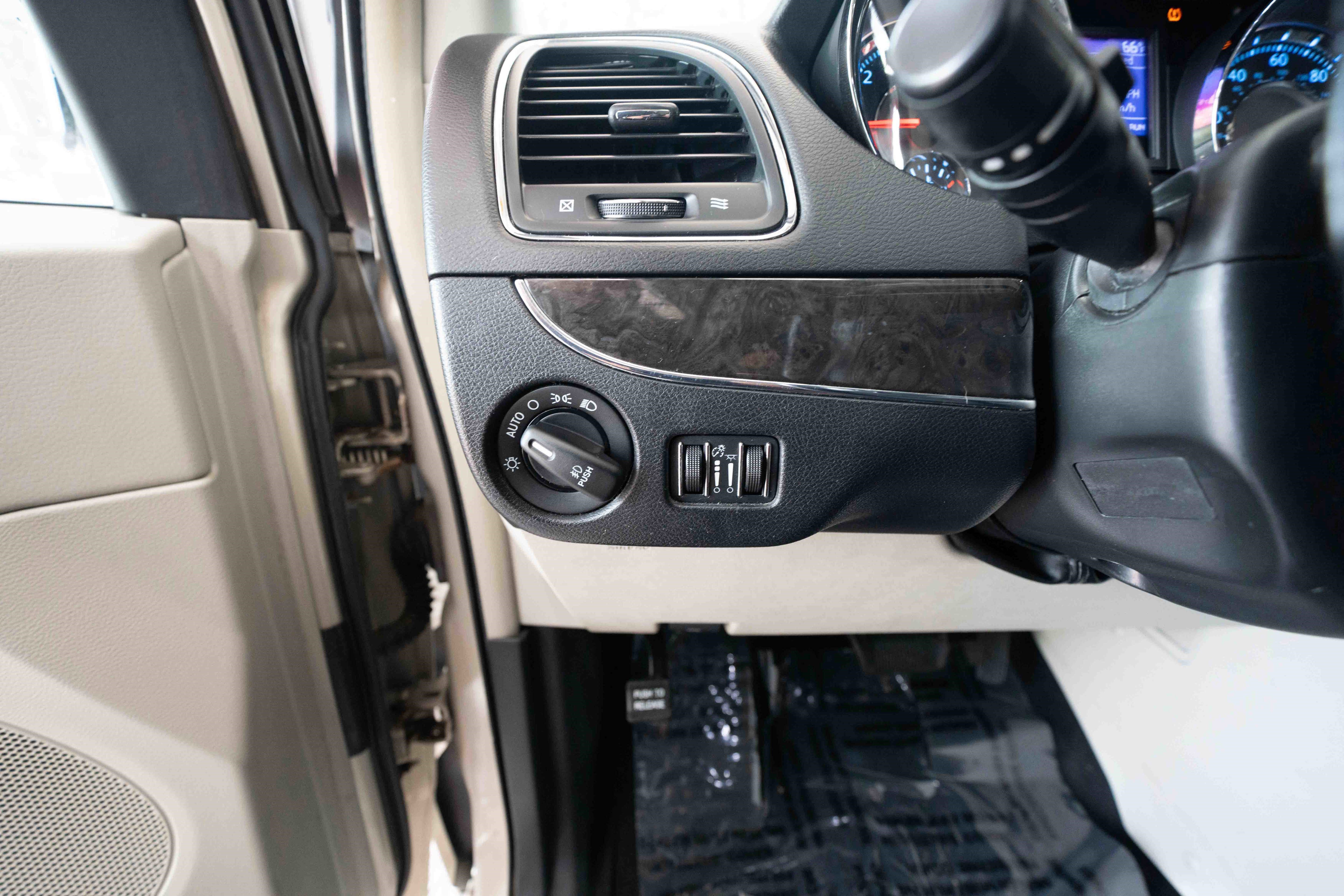 Used 2014 Chrysler Town & Country Touring image 11