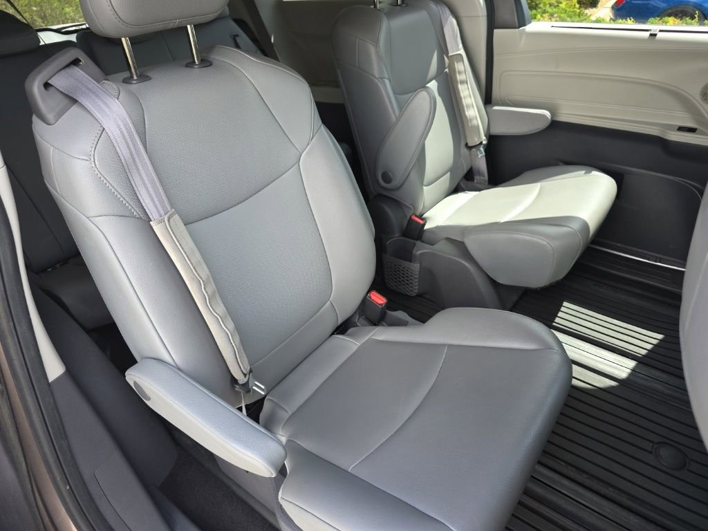 Used 2021 Toyota Sienna XLE w/ XLE Plus Package image 16