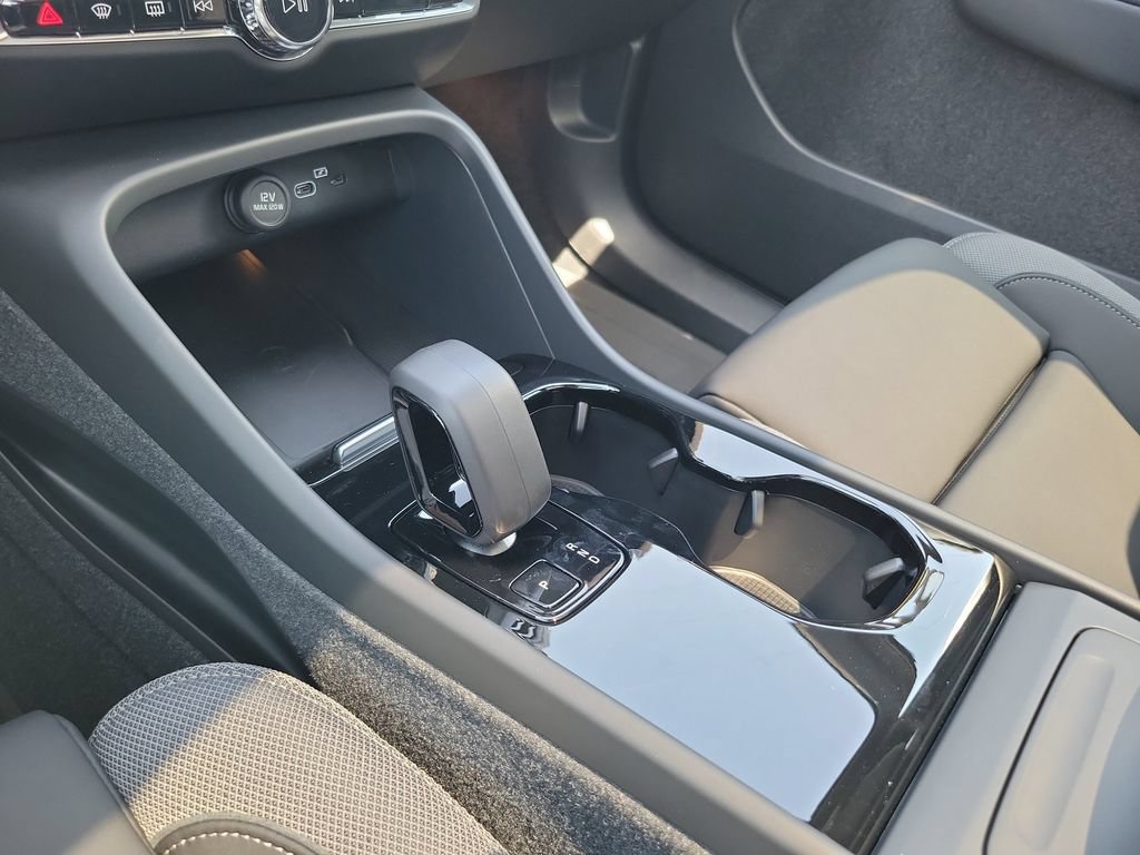 New 2024 Volvo C40 Recharge Core w/ Climate Package AWD/4WD image 13