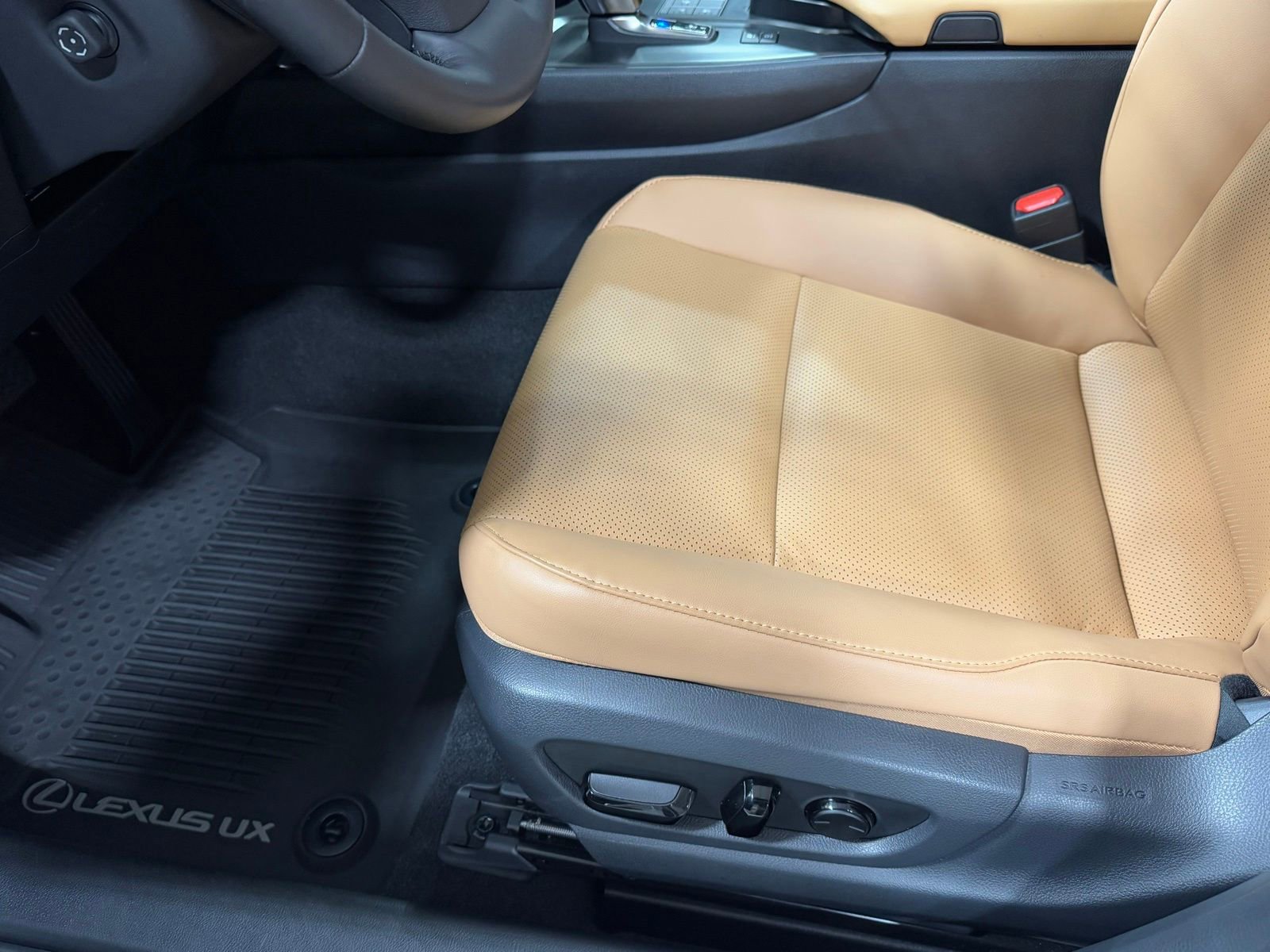 Used 2025 Lexus UX 300h AWD image 14