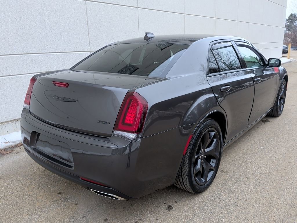 Used 2022 Chrysler 300 Touring w/ Sport Appearance Package image 7