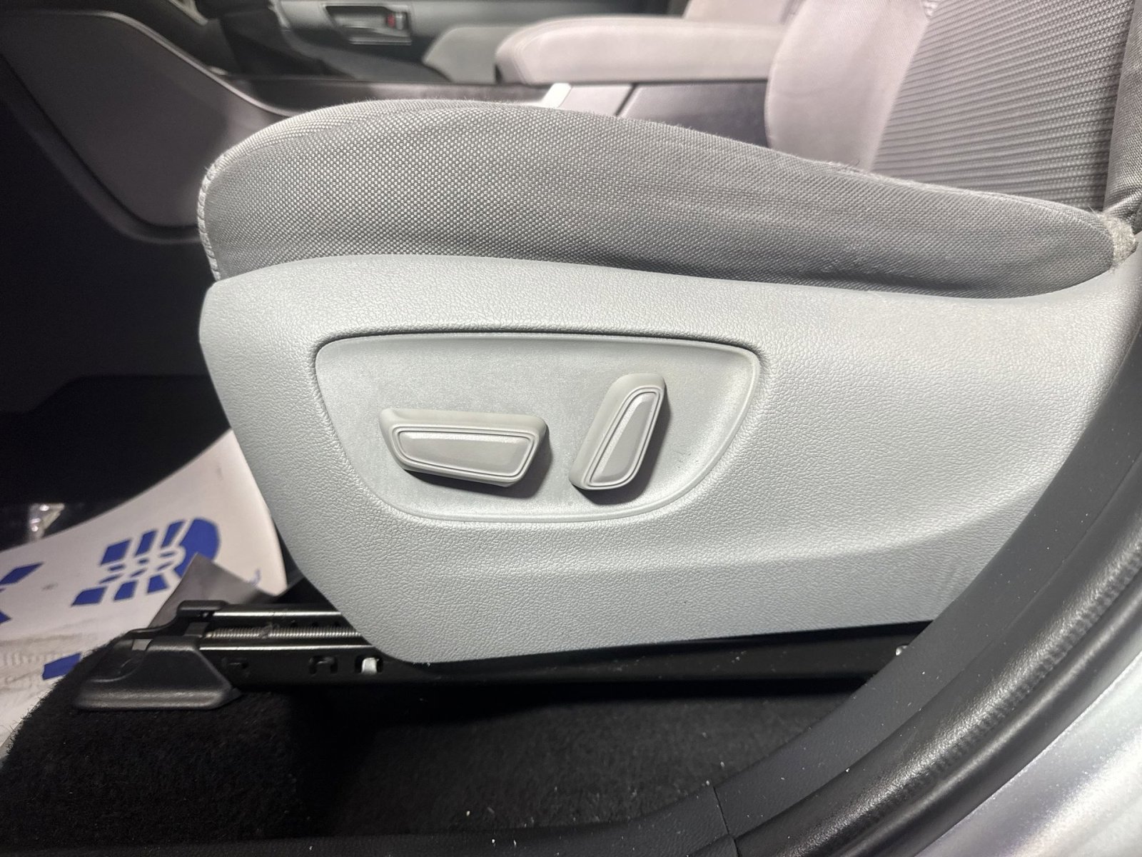 Used 2020 Toyota Highlander L AWD/4WD image 14