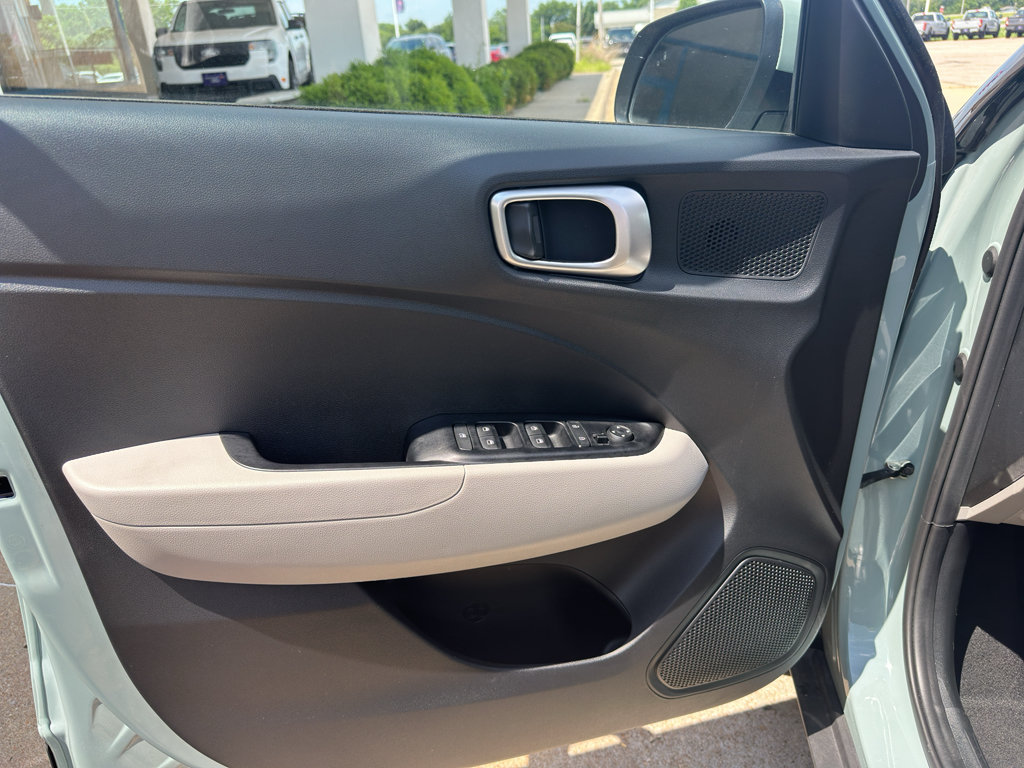 Used 2025 Hyundai Venue SEL FWD image 10
