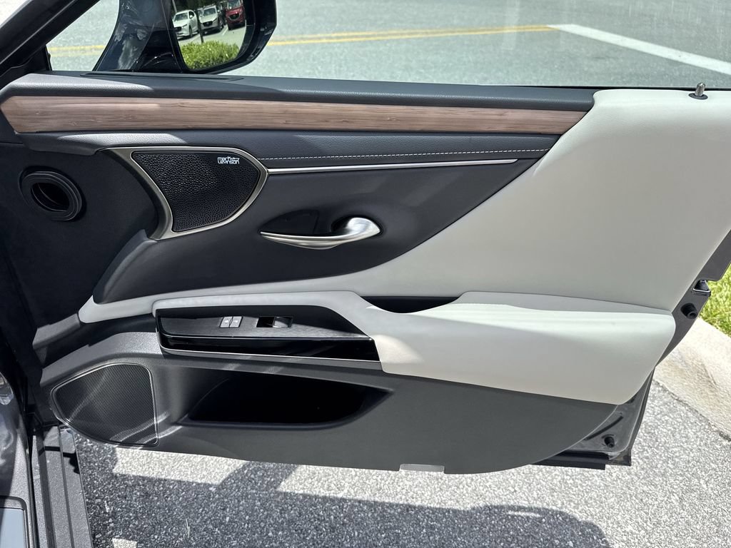 Used 2024 Lexus ES 300h Ultra Luxury w/ Accessory Package (Z2) FWD image 43