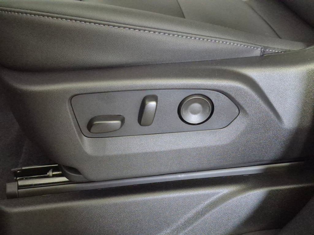 New 2026 Chevrolet Suburban LT image 15