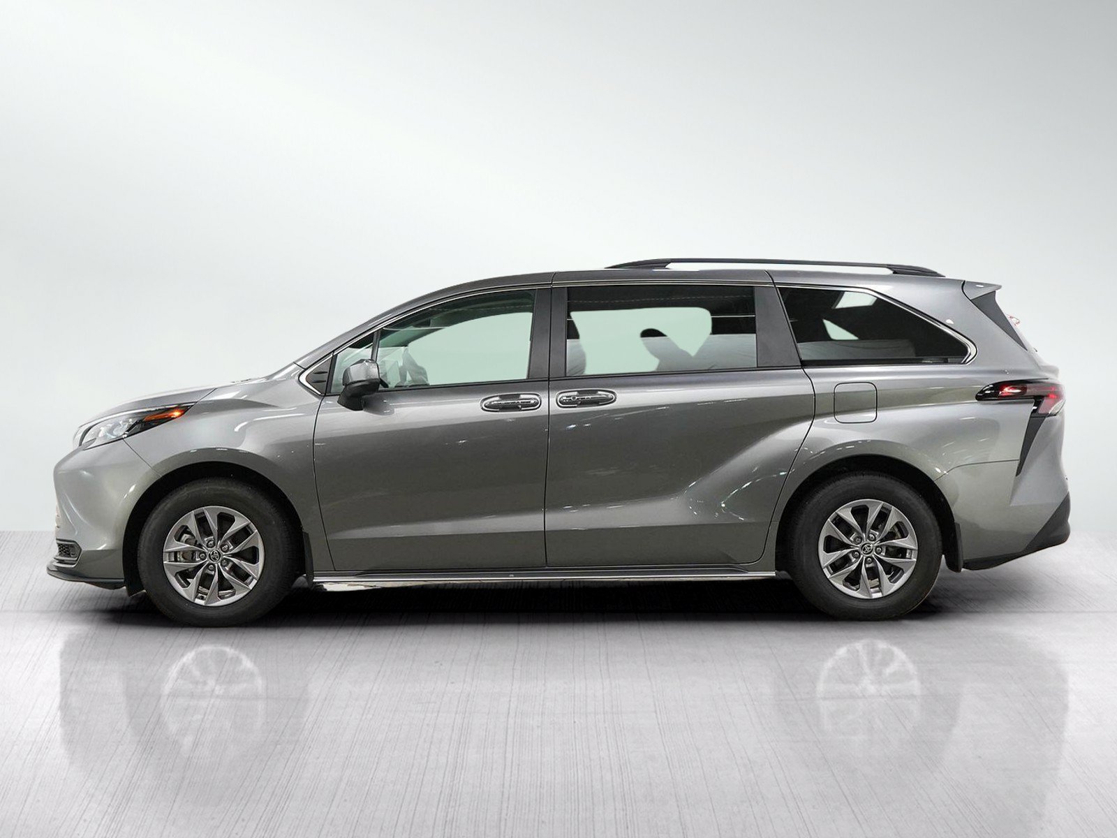Used 2026 Toyota Sienna XLE FWD image 2