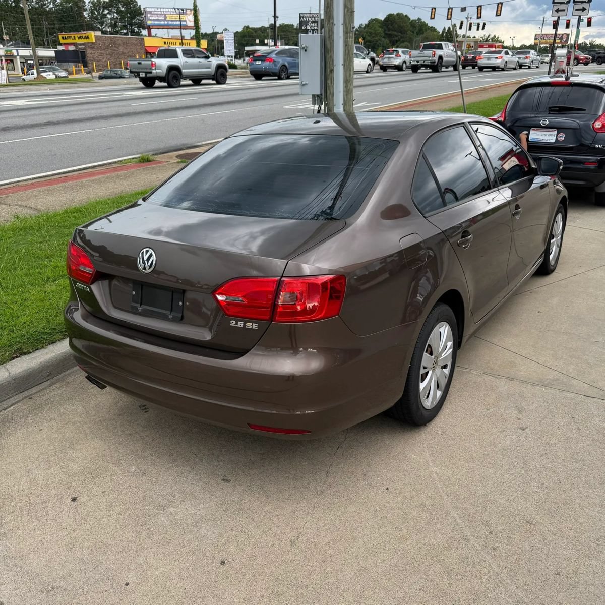 Used 2011 Volkswagen Jetta SE FWD image 3