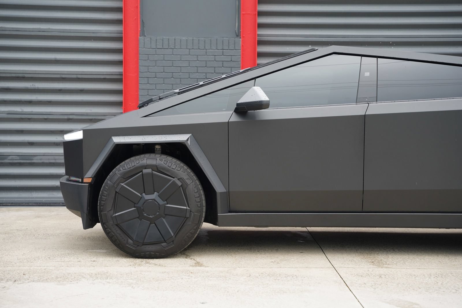 Used 2024 Tesla Cybertruck AWD Crew Cab image 7