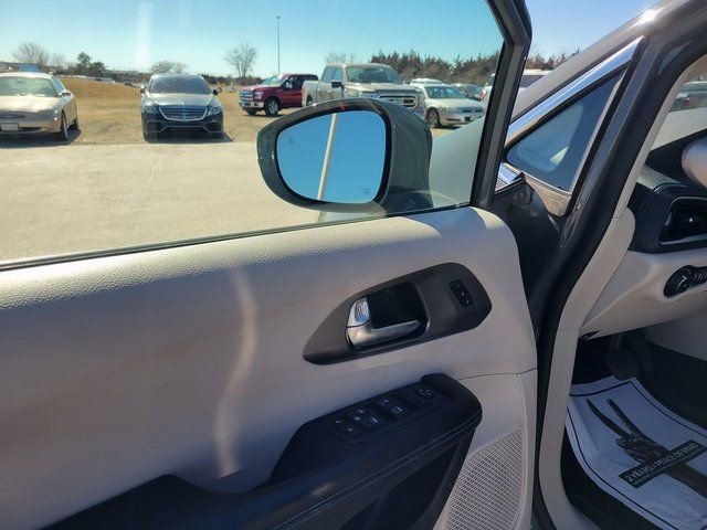 Used 2021 Chrysler Pacifica Touring-L image 10