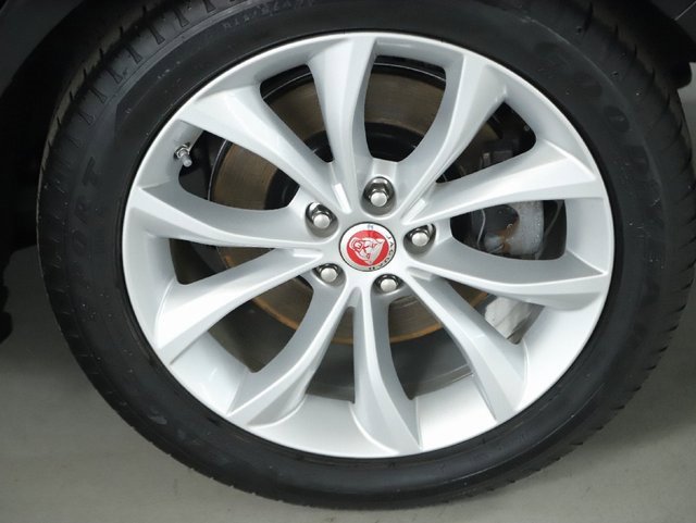 Used 2018 Jaguar XF Premium image 38