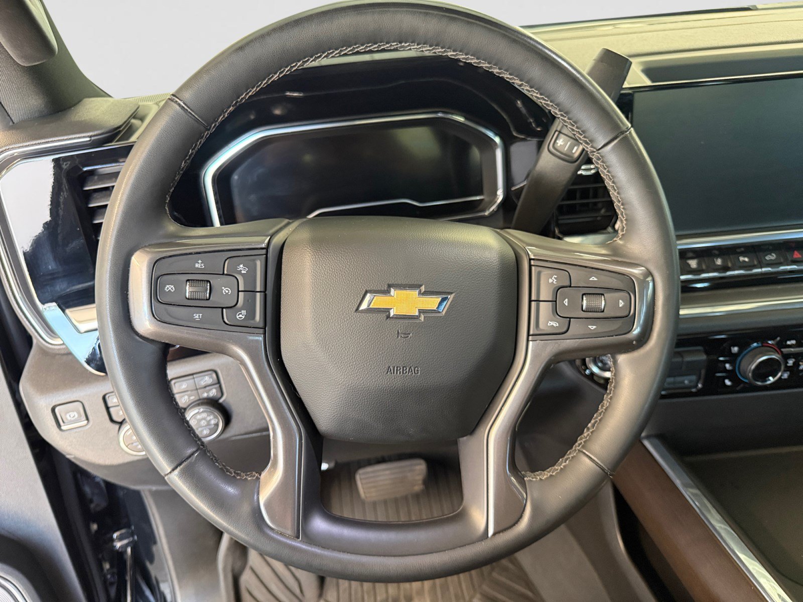 Used 2024 Chevrolet Silverado 2500 High Country w/ High Country Premium Package AWD/4WD image 23