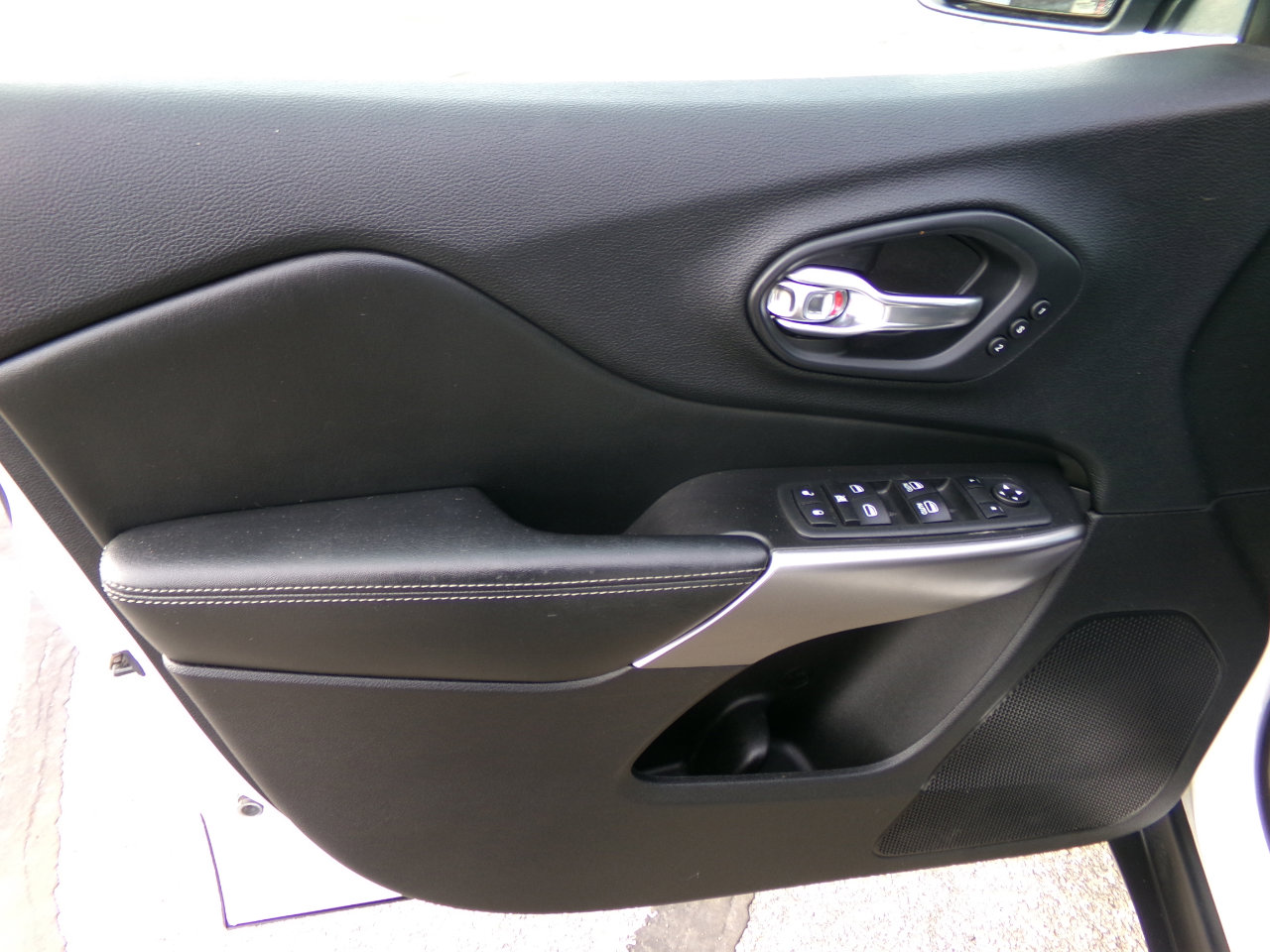 Used 2020 Jeep Cherokee Limited image 22