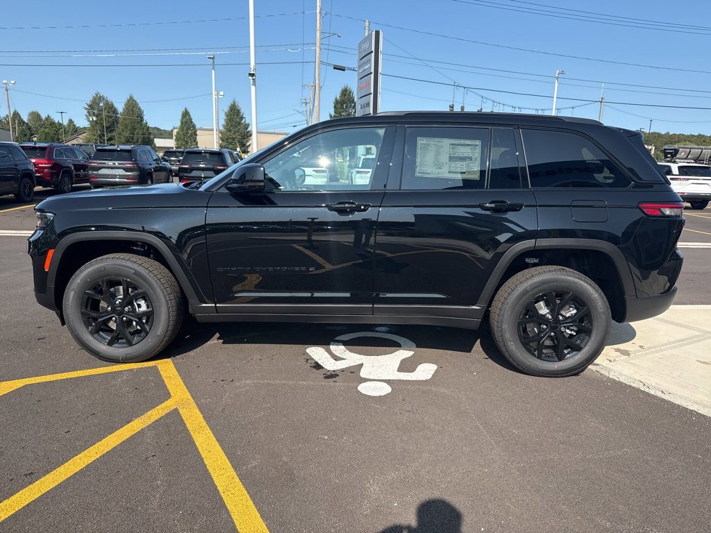 New 2025 Jeep Grand Cherokee Altitude image 4