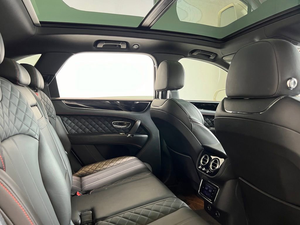 Used 2017 Bentley Bentayga image 23