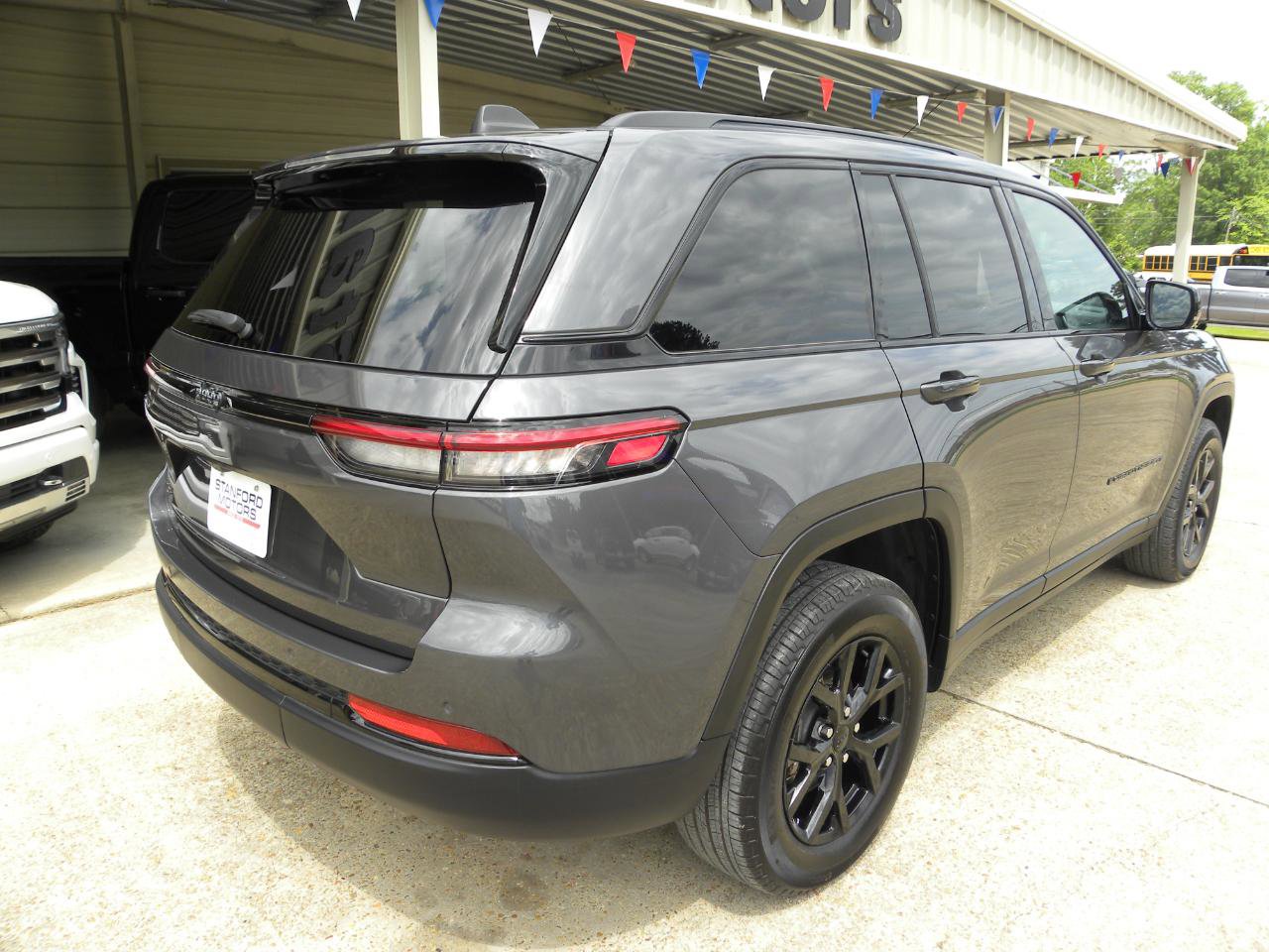 Used 2024 Jeep Grand Cherokee Altitude AWD/4WD image 4