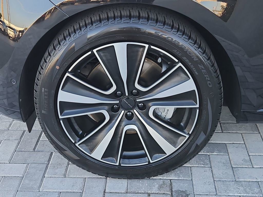 New 2026 Land Rover Range Rover SE image 13