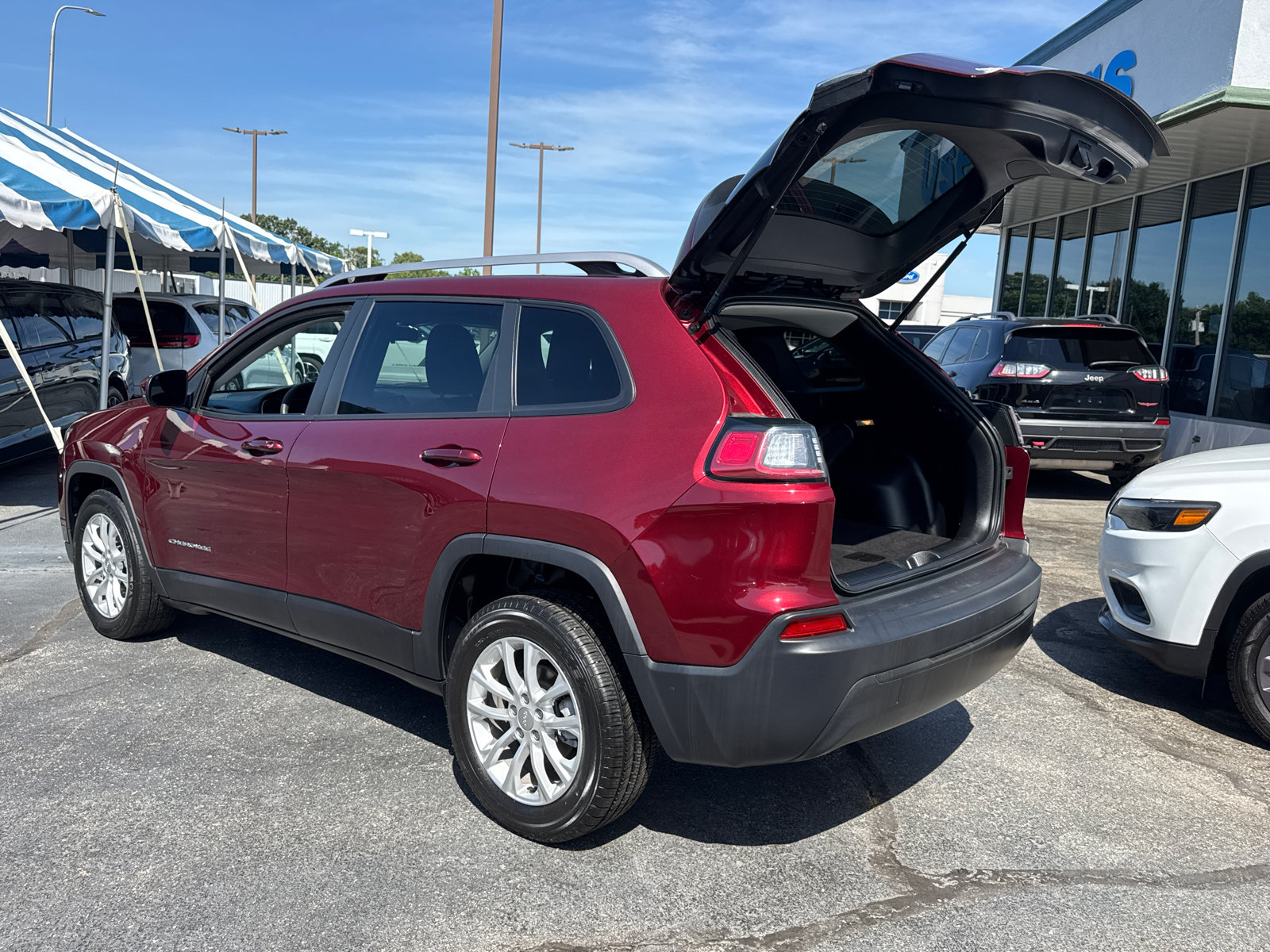 Used 2020 Jeep Cherokee Latitude FWD image 17