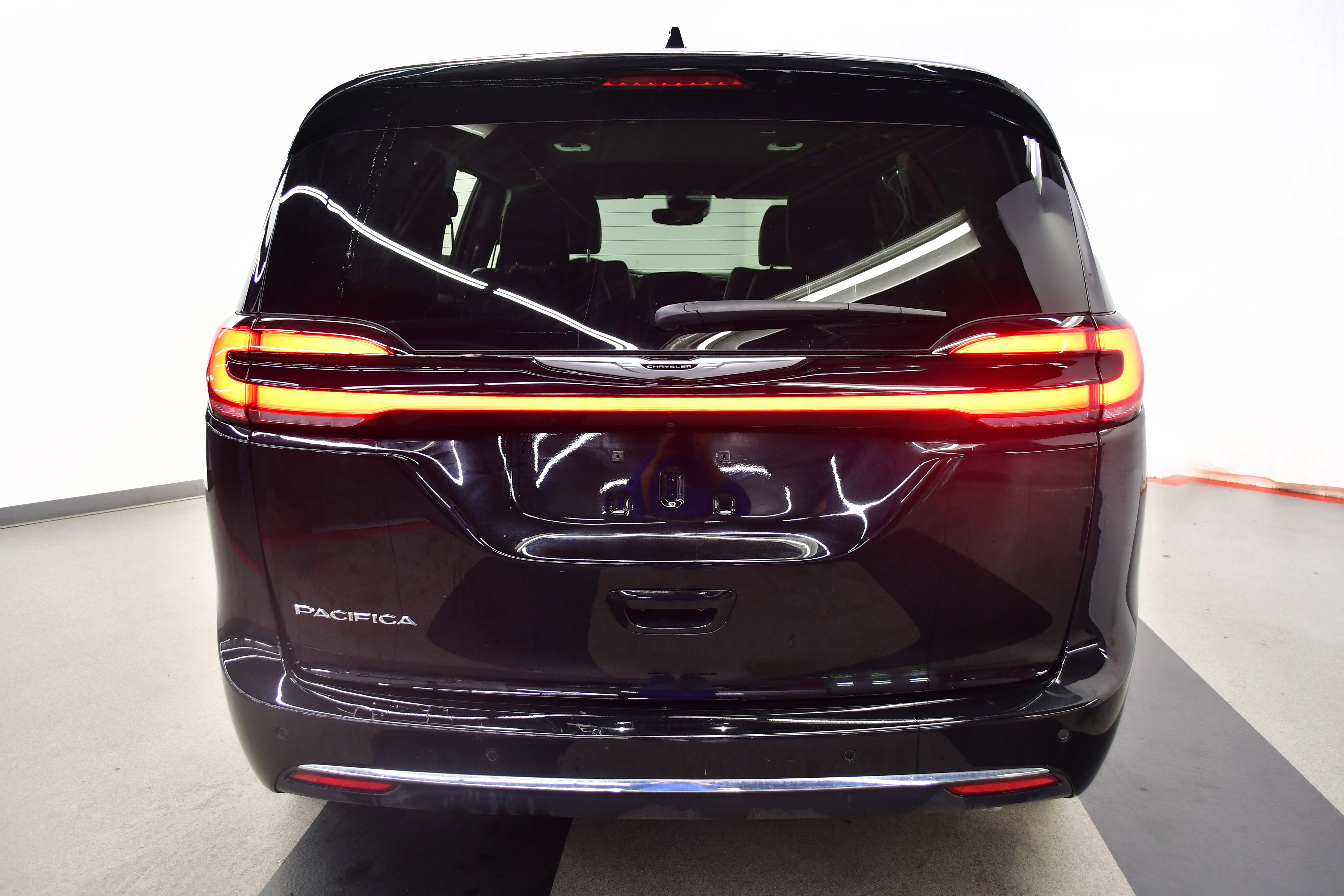 Used 2025 Chrysler Pacifica Select FWD image 6